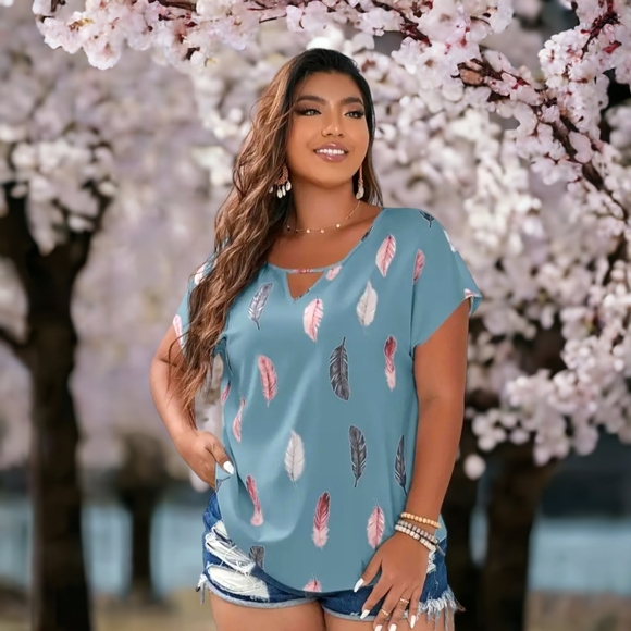 NWT!! Women's Casual Elegant Feather Print Fashion Blue Top !! 💙 Plus, size !! - Picture 5 of 12